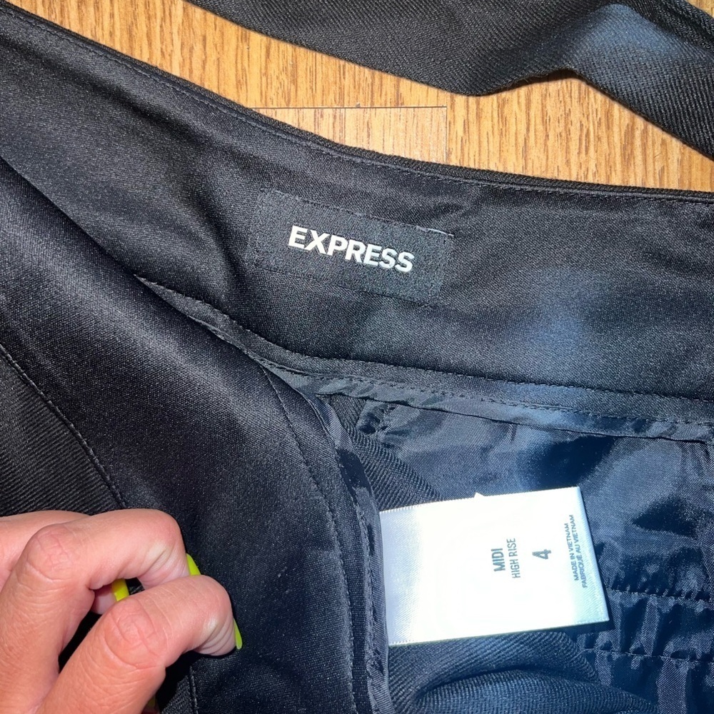 Express Shorts - Picture 5 of 6